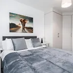 Cozy 2 Bed Apartment - Unlimited Wi-Fi - Free Parking - Sleeps 6 - By Old Trafford