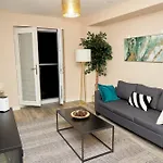 Deluxe And Cozy Two Bedroom With 1 Bathroom And Open Balcony