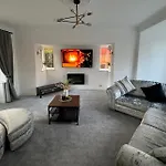 Manchester City Oasis - Spacious 5 Bedroom House