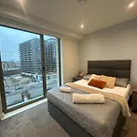 Home Away Luxury Two Bedroom Shared Apartment With En-Suite Room And A Private Bathroom