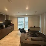 Home Away Luxury Two Bedroom Shared Apartment With En-Suite Room And A Private Bathroom