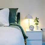 Cosy 1Bedroom Apartment With Balcony, Sleeps 3, Prime Location, Long Term Disc
