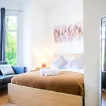 Purple Blossom, Cosy 2 Bed Apartment, Near Didsbury, Free Parking