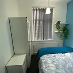 Beautiful Spacious Home - Private Parking - Large Garden - Great Location