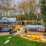 Unique Home In Northenden Urban Oasis Sleeps 8