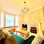 Coop Arena, Etihad & City Center! Spacious! Luxurious Entire Home, Sleep 4