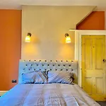 Coop Arena, Etihad & City Center! Spacious! Luxurious Entire Home, Sleep 4