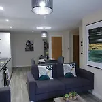 2 Bed 2 Bath Apartment Close To City Ctre Sleeps 5 -Free Parking