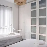 Modern Bright Apt In Salford With Private Parking