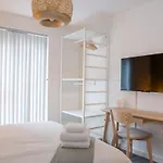 Modern Bright Apt In Salford With Private Parking