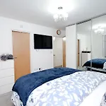 Cozy Place In Salford, Sleeps 8, 4 Bedroom, 5 Beds