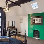 The Emerald Room In A 6 Bedroom Shared Victorian House