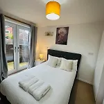 Modern & Private 2Br Apartment