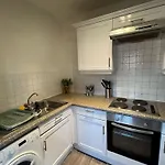 Stylish 3 Bed Flat Near City Centre With Parking
