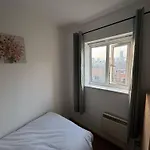 Stylish 3 Bed Flat Near City Centre With Parking