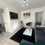 Airport House - Long Stays Near Hospital!