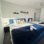 Airport House - Long Stays Near Hospital!