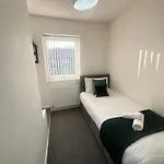 Airport House - Long Stays Near Hospital!