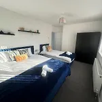 Airport House - Long Stays Near Hospital!