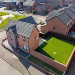 Large Family House With Free Parking - 3 Bedrooms 6 Beds