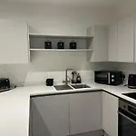 Luxury 1 Bed Apartment Near Victoria