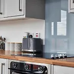 Spacious Apartment, Free Parking, Near Centre By Hass Haus