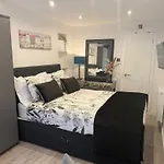 Private Entrance 1 Bed Studio Salford - Perfect Location For Concerts, Rhs Gardens, Manchester City Centre And Salford Quays