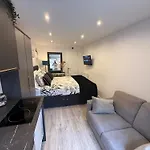 Private Entrance 1 Bed Studio Salford - Perfect Location For Concerts, Rhs Gardens, Manchester City Centre And Salford Quays
