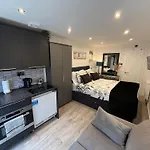 Private Entrance 1 Bed Studio Salford - Perfect Location For Concerts, Rhs Gardens, Manchester City Centre And Salford Quays