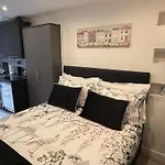 Private Entrance 1 Bed Studio Salford - Perfect Location For Concerts, Rhs Gardens, Manchester City Centre And Salford Quays