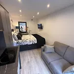 Private Entrance 1 Bed Studio Salford - Perfect Location For Concerts, Rhs Gardens, Manchester City Centre And Salford Quays