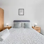 Manchester - Apartment - Sleeps 5 - Parking