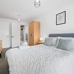 Manchester - Apartment - Sleeps 5 - Parking