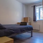Spacious 2 Bed Flat, Free Parking, Close To Town