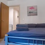 Spacious 2 Bed Flat, Free Parking, Close To Town