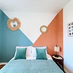 Bee Stays - Byron House