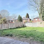 Bee Stays - Byron House