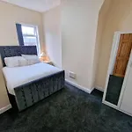 Cosy & Stylish 3-Bedroom Home Near Etihad Stadium & Coop Live Arena, Perfect For 8 Guests
