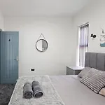 Selvedge Hideout 5Min To City With Street Parking