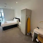 Spacious Apt By Avalora Short Lets & Serviced Accommodation Old Trafford With Free Wi-Fi, Mcr Stadium, Sleeps 6