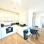 Modern Apartment By Avalora Short Lets & Serviced Accommodation Old Trafford With Free Parking, Mcr Stadium - Ua92