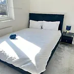 Discounted - 3-Bed Home By Avalora Short Lets & Serviced Accommodation Old Trafford With Pool & Tennis Table - Driveway