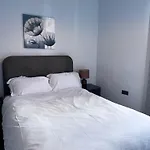 City Centre - 2-Bed High Rise Apartment - Sleeps 4