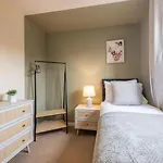 4 Beds, Sleeps 7, Driveway, Comfy Beds