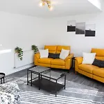 Bright & Luxurious Home With Garden