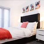 Bright & Luxurious Home With Garden