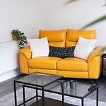 Bright & Luxurious Home With Garden