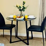 Manchester Stay Hub - 2Br With Free Parking, Near Airport & Attractions