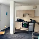 The Trafford Luxe , Garage Parking, Self Check-In Anytime - Perfect For Late Arrivals, Ultra- Fast Wi-Fi, 5 Mins To Old Trafford Stadium