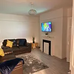 Cozy 3 Bed House - With Free Parking & Wifi